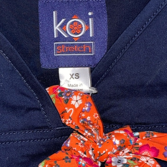 Koi Scrubs‎ Top and Scrunchie - Picture 3 of 7